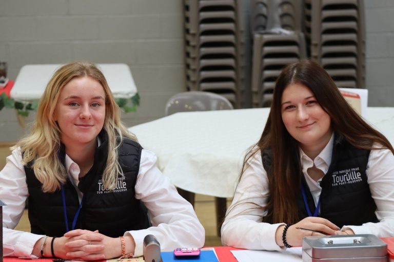 Étudiants du BTSA Technico-Commercial au Salon des Saveurs accueillant les visiteurs pour les réservations du restaurant des BTS