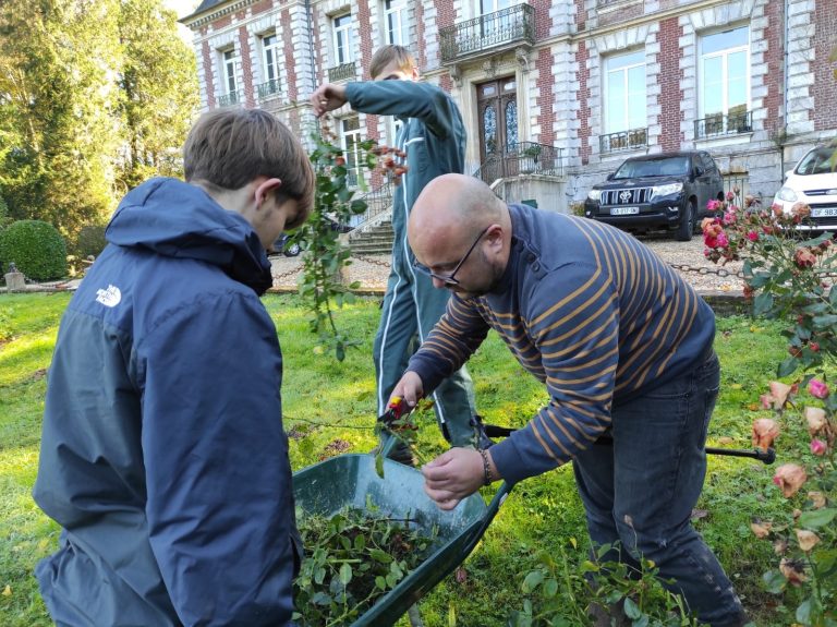 Élèves de CAPa Jardinier Paysagiste en activité pratique avec leur formateur