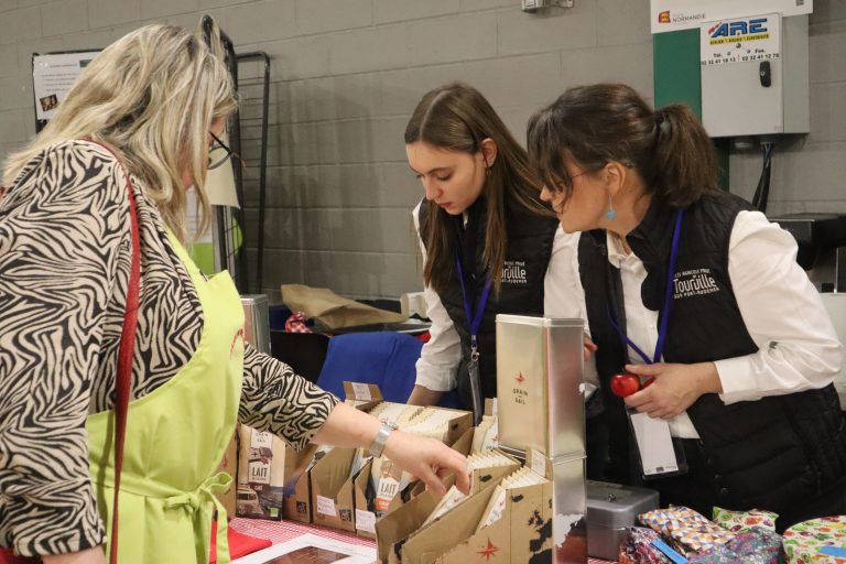 Élève et responsable de la filière BTSA Technico-commercial en pleine action commerciale au Salon des Saveurs