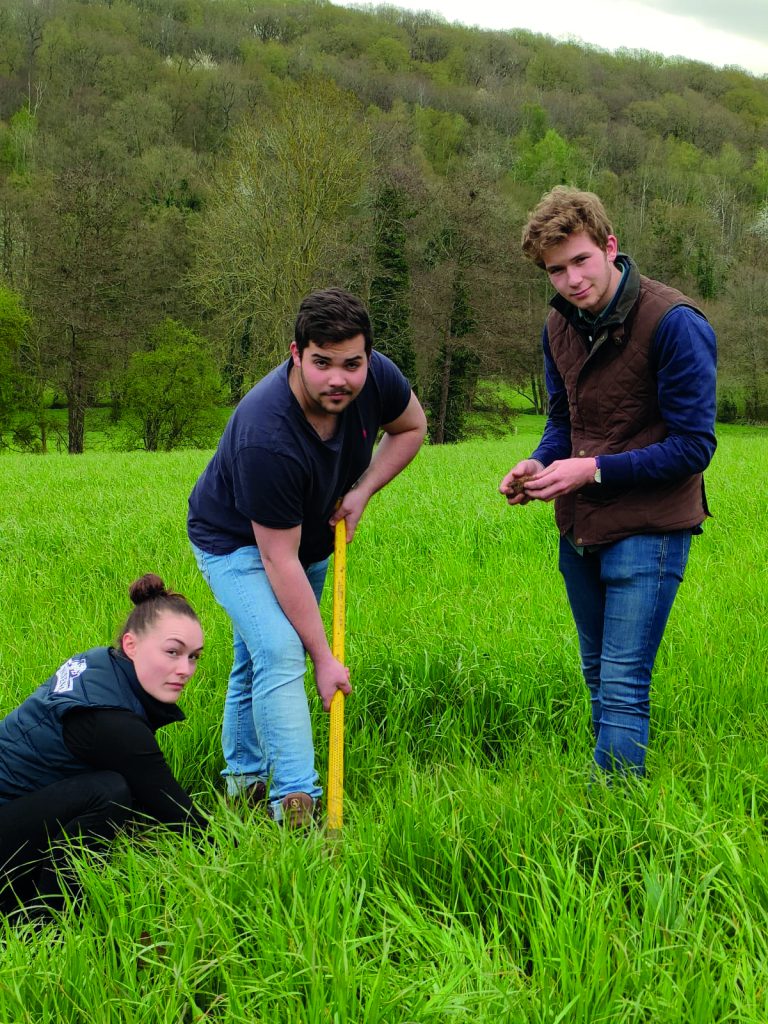 Élèves du BTSA ACS’AGRI en activité pédagogique en extérieur