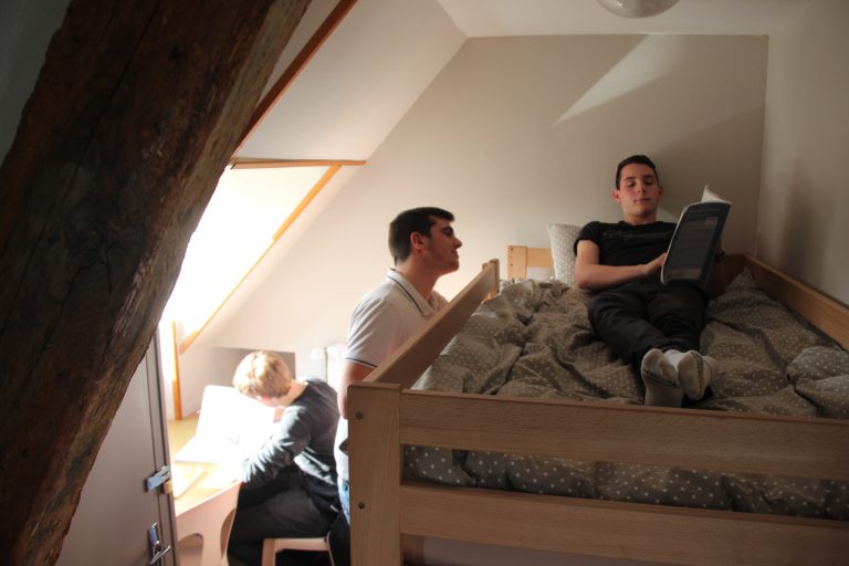 Chambre de l’internat des garçons avec des élèves, Lycée Agricole de Tourville