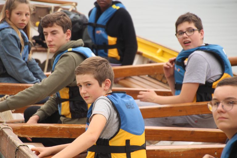 Élèves du Lycée Agricole participant à une sortie voile sur un bateau lors des activités du mercredi