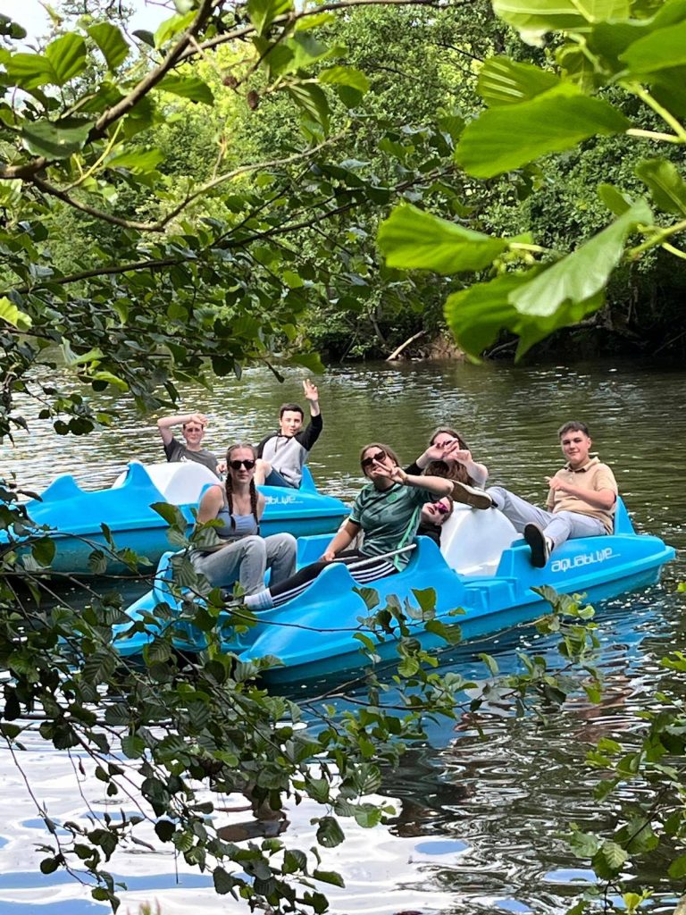 Élèves de Seconde Générale et Technologique du Lycée Agricole Privé de Tourville-sur-Pont-Audemer sur un bateau à pédale lors d’une sortie scolaire