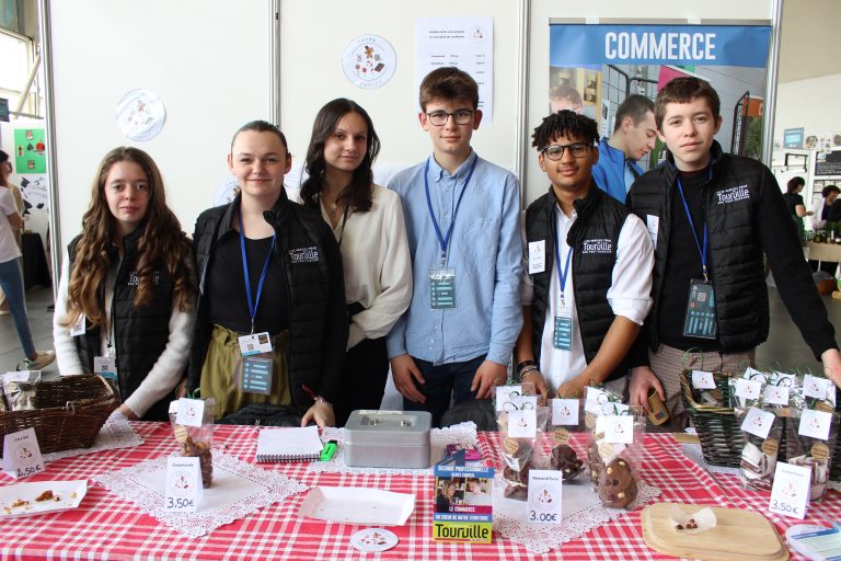 Élèves de Seconde Conseil-Vente du lycée lors de la Foire de Rouen.