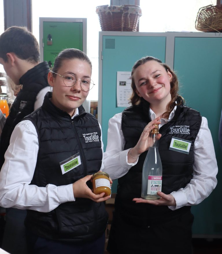 Élèves de Seconde Conseil-Vente en activité dans le magasin pédagogique du lycée.