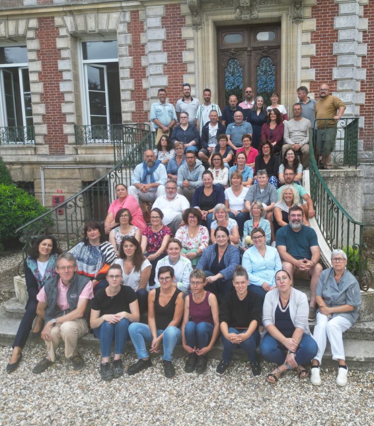 Équipe pédagogique et administrative du Lycée Agricole Privé de Tourville-sur-Pont-Audemer réunie pour une photo de groupe